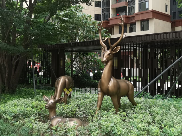 玻璃鋼仿銅鹿組合雕塑美化深圳別墅小區(qū)園林景觀